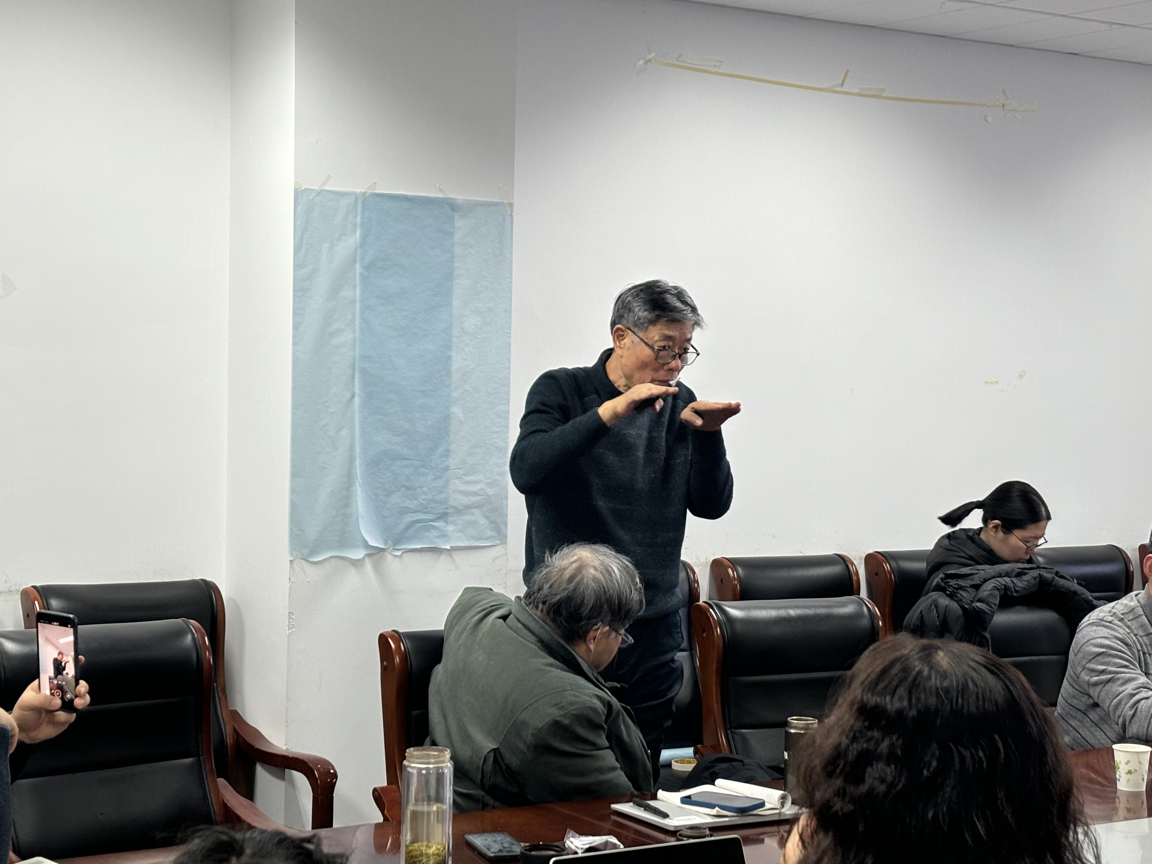 图2 方惠老师讲解假山山洞堆叠技术